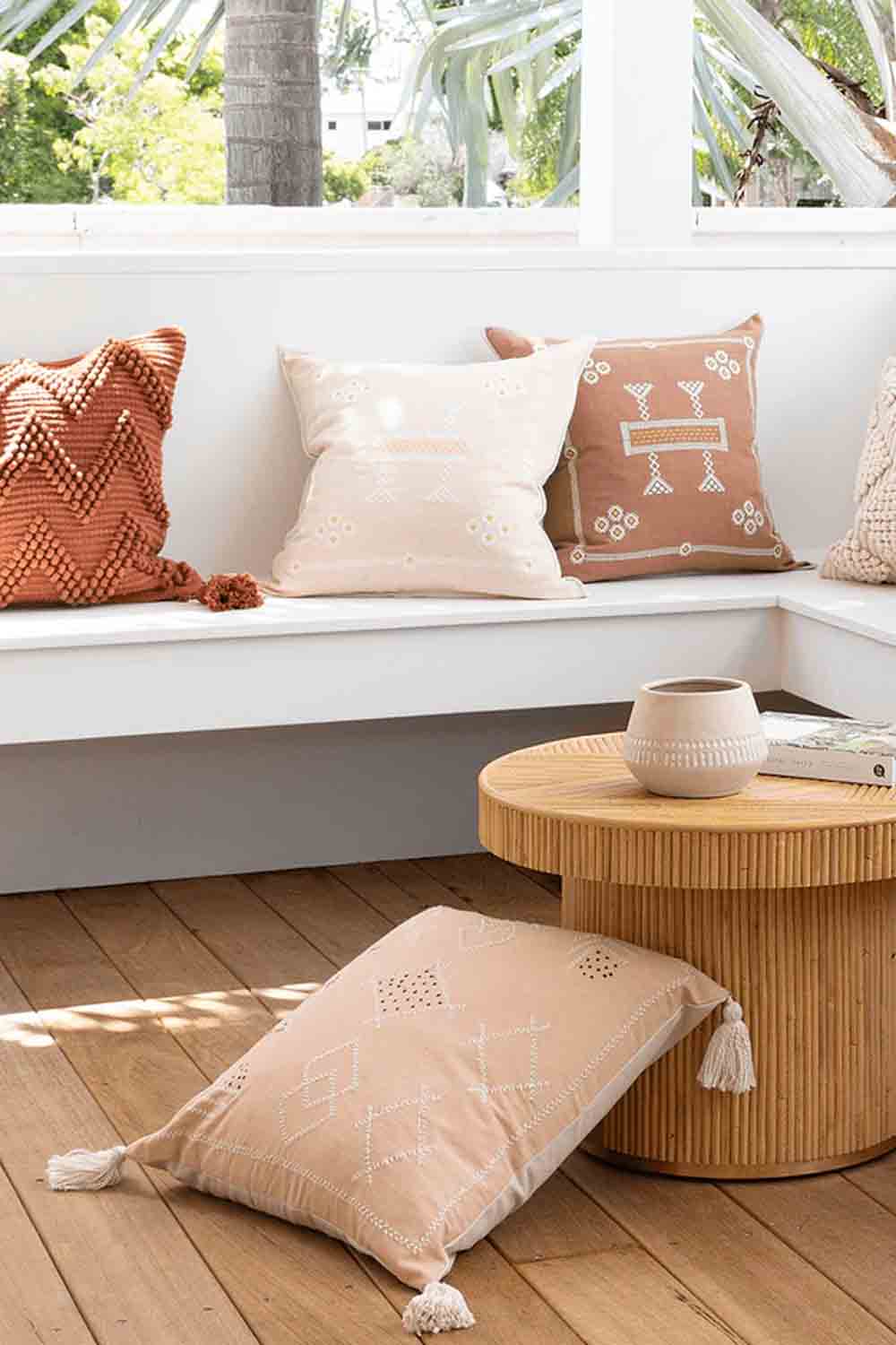 terraza con cojines rosas