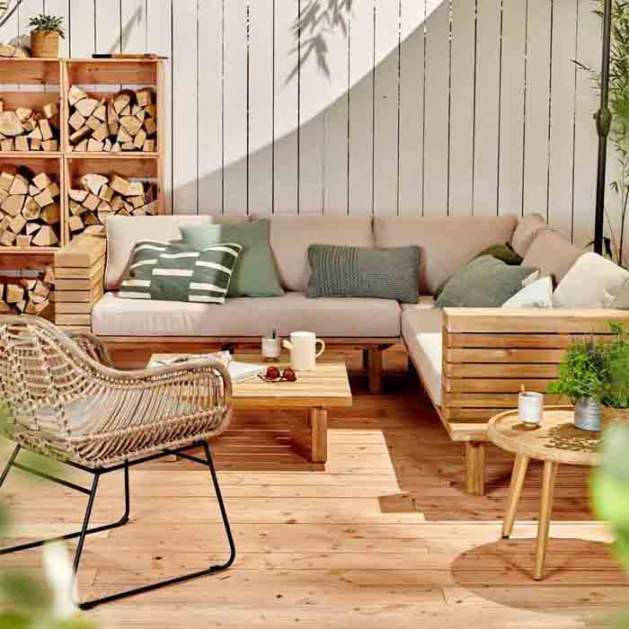 jardin con zona de relax hecha con palet