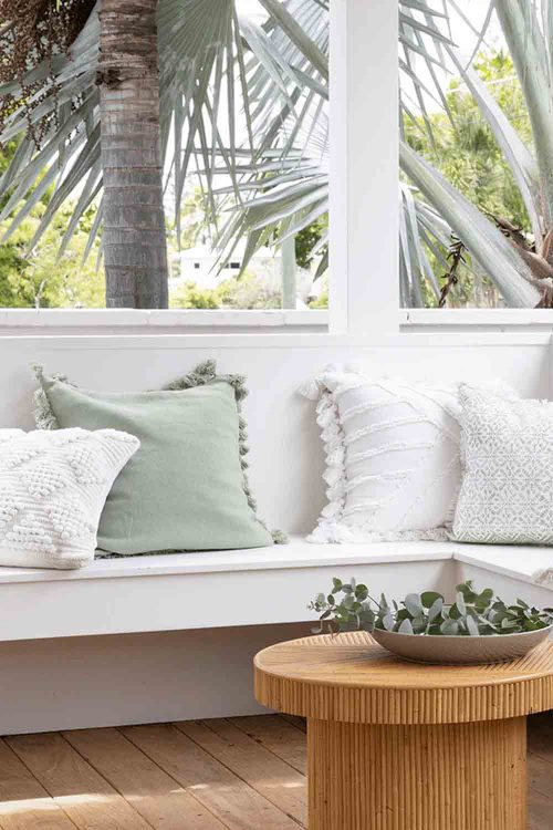 terraza con cojines verdes