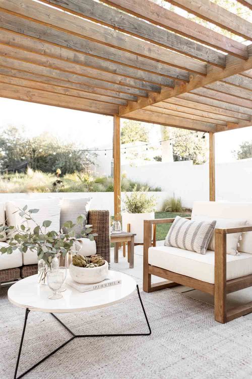 pergola de madera y una zona de salon de estar