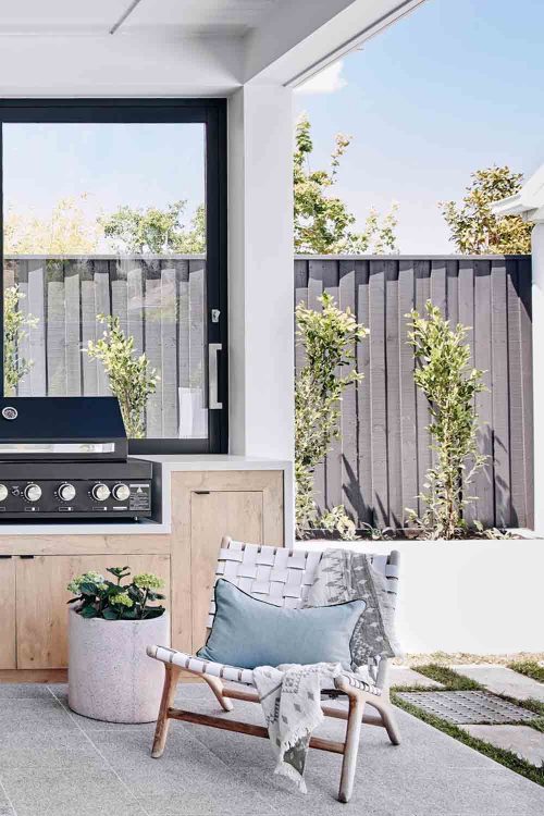 barbacoa de obra y sillon trenzado azul